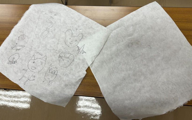 鉛筆で絵を描いている2つの和紙